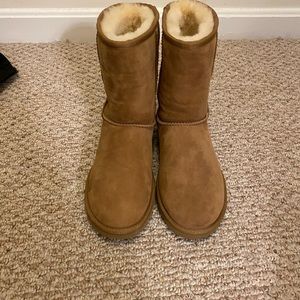 UGG classic short boot size 8 in caramel